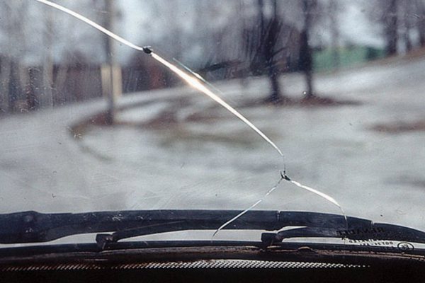 Как заклеить трещину на стекле своими руками: наглядно и понятно.