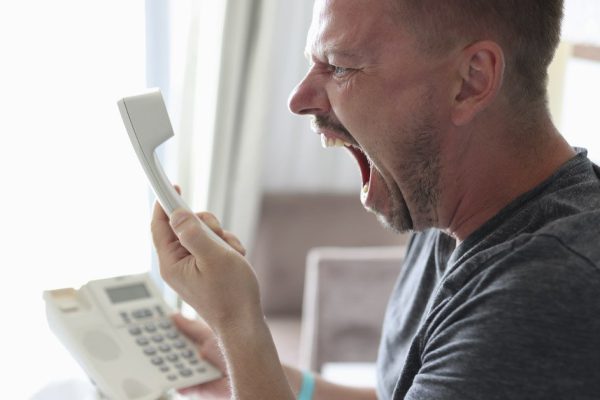 Зачем в США открыли горячую линию, на которую можно звонить и истошно орать из любой страны