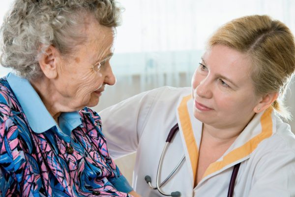 Таксист не взял денег у пожилой дамы, ведь дом, в который он ее вез, был хорошо известен водителю, туда он часто отвозил стариков