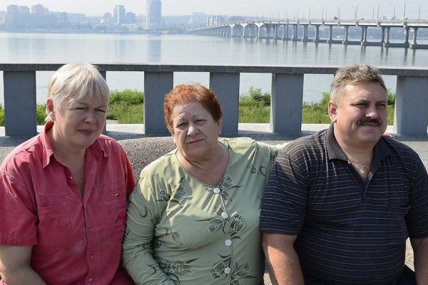 Старики уверены, что они нигде никому не нужны, боятся покидать дом и упрямятся