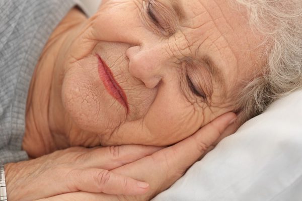 Собралась забрать лежачую свекровь к себе, но время сейчас тяжелое, передумала