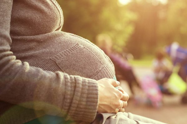 Мне 44 года, я живу одна, а недавно я узнала, что жду ребенка, не знаю, как быть