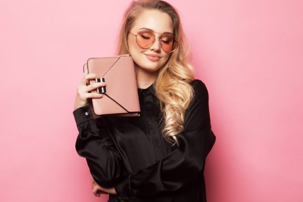 Почему нужно перестать носить огромные сумки