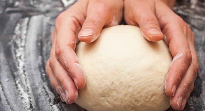 тесто в миске