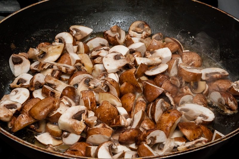 как жарить грибы с луком