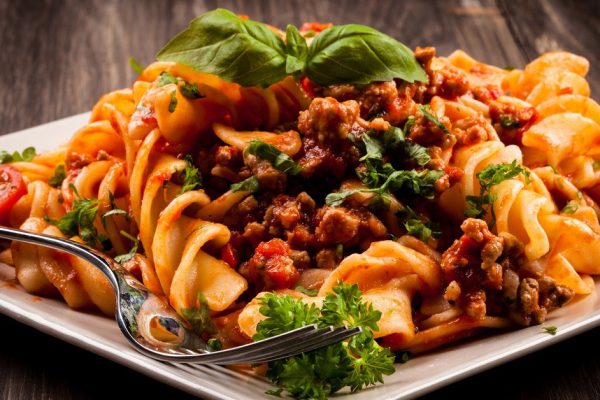 Как приготовить макароны с мясом и овощами