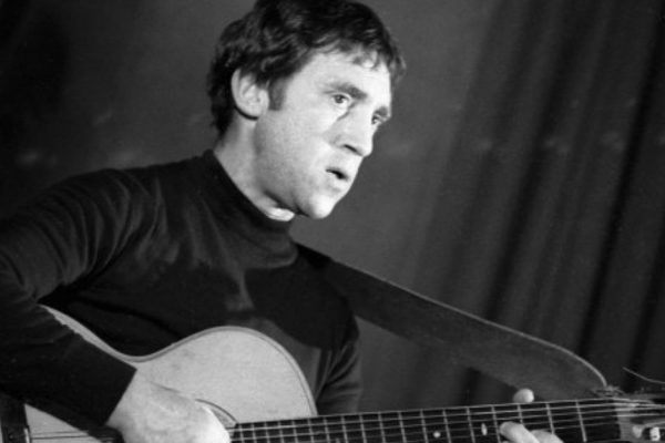 Когда-то пластинки Высоцкого заслушивали до дыр, а сейчас говорят, что его песни устарели