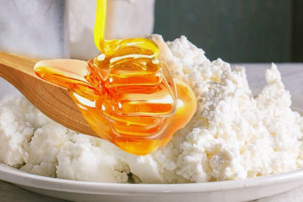 Чем полезен творог с мёдом