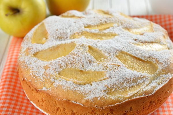 Зачем добавлять творог в яблочную шарлотку