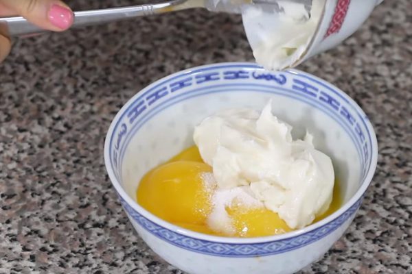 Зачем смешивать три яйца с творогом