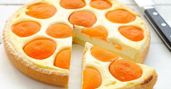 Аппетитный творожный пирог с персиками — отличная идея для летнего десерта.