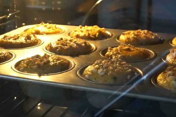 Муж принес ананасную тыкву с работы, испекла маффины, что стали любимым десертом семьи