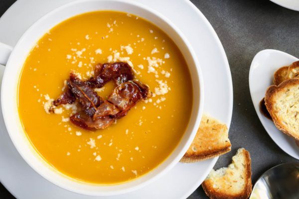 Шелковистый суп, которым завтракают в турецких отелях искушенные туристы