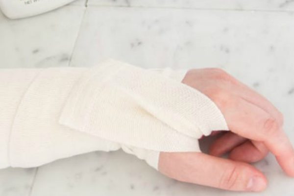 Она намазала руку зубной пастой и перевязала… Наутро результат приятно удивил!