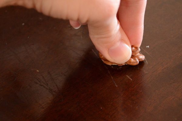 Она протерла царапины на мебели кусочком ореха. То, что произошло дальше, — сродни волшебству!