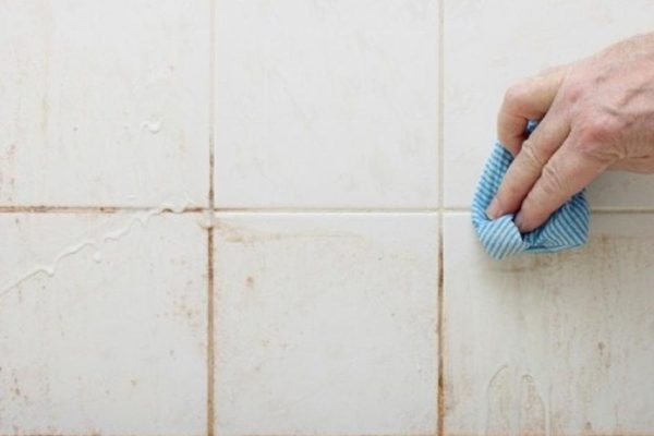 Я всегда ненавидела уборку в ванной, но этот трюк всё изменил! Теперь плитка белее снега…