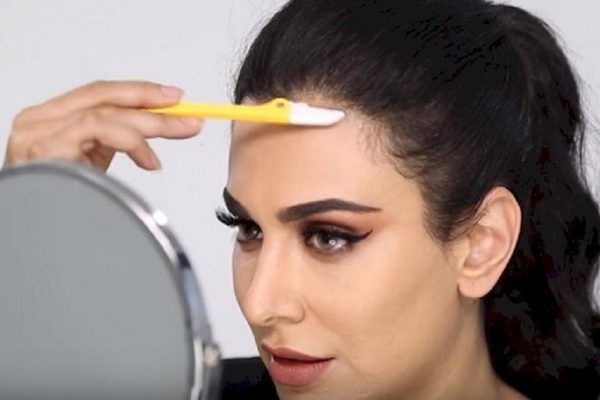 Она провела бритвой по линии роста волос на лбу. Увидев результат, я делаю так же!