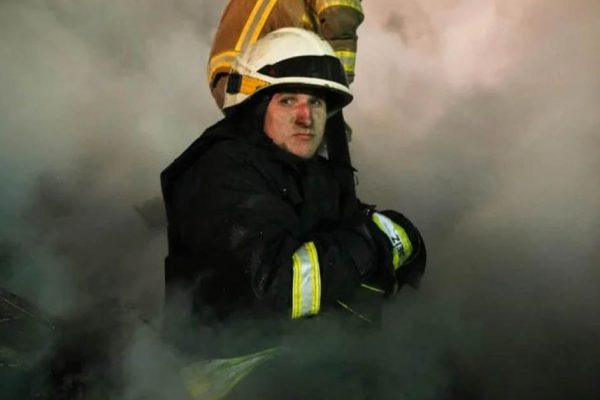 Враг снова совершил ракетный удар по Днепру, попали в медучреждение, ликвидация пожара продолжается