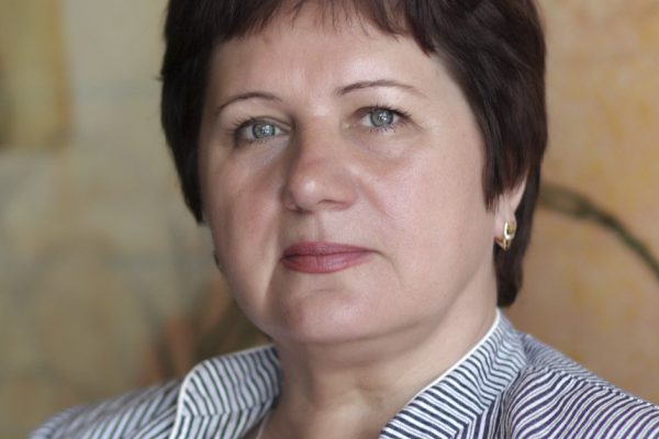 Подруга выглядит свежее сестры-студентки, кавалеры сестры млеют, глядя на нее