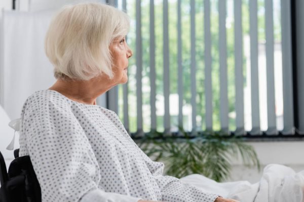 Свекровь совсем слегла, а ее дочери отказываются за ней ухаживать, хотят взвалить всё на меня