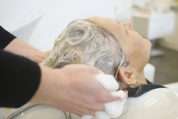 Зачем мастер в салоне стирает волосы, словно тряпочку