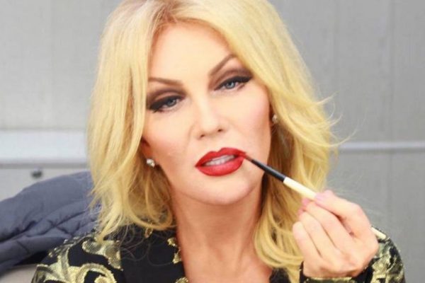 Как одеваться женщине за шестьдесят на примере шикарной Таисии Повалий