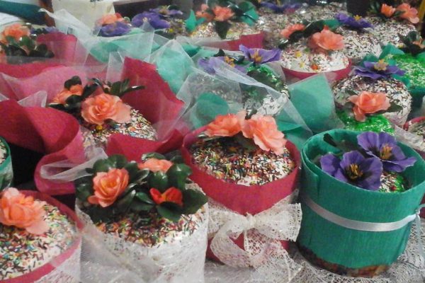 Вымолила у послушницы в церкви рецепт глазури и научилась делать цветы на куличах, что не растекаются