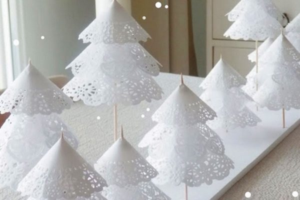 Чудная елочка и еще 8 идей, как украсить дом бумажными снежинками.