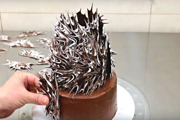 Такого украшения торта я еще не видел! Впечатляющий способ…