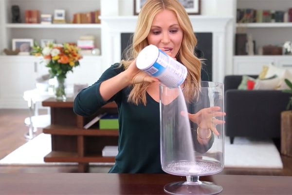 Сначала она насыпала соль в вазу… Увидев результат, ты захочешь сделать так же!