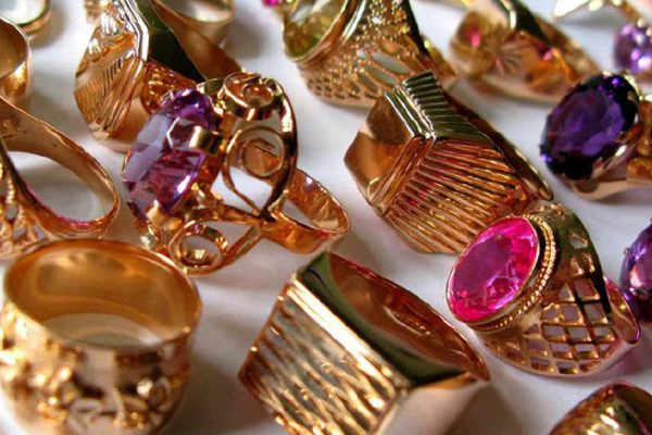 Смотрю на украшения СССР и на полчаса становлюсь снова юной, помню платья, с которыми их носила