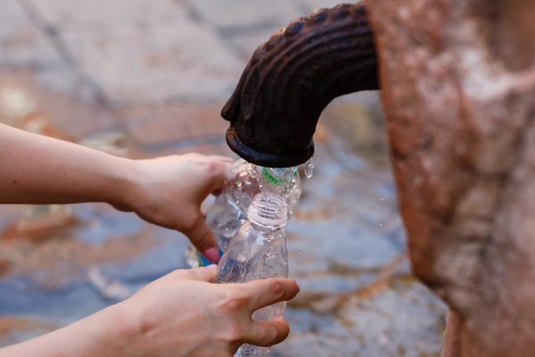 Почему итальянки оставляют бутылки с водой у входных дверей