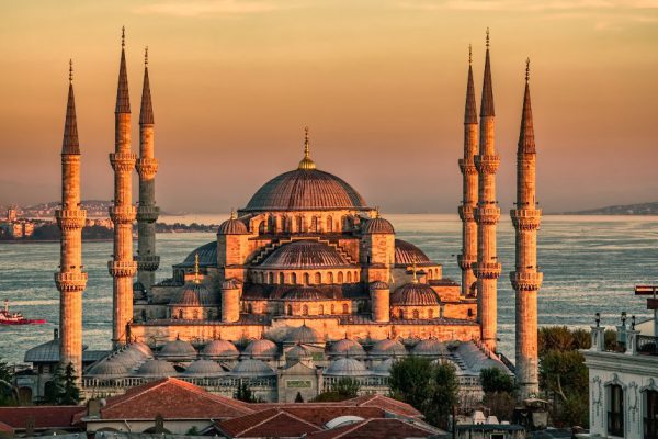 Друг-программист любил повторять, что женится, лишь когда доедет автостопом до Стамбула, а меня город оттолкнул суетой и шумом на улицах