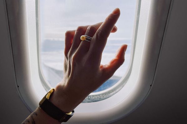 Сварливый бизнесмен собирался выгнать пенсионерку из бизнес-класса, но, когда самолет приземлился, ее обнял сам пилот