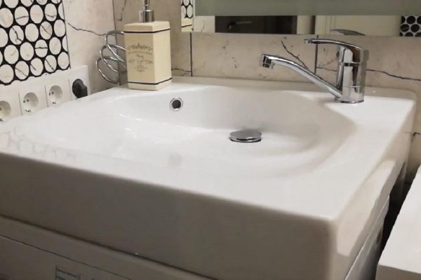 Почему не стоит устанавливать раковину над стиральной машиной