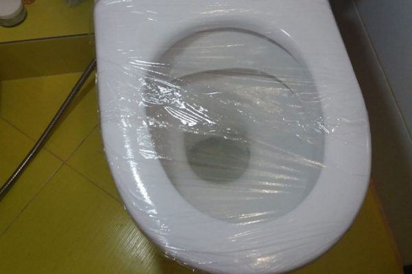 Горничные в Польше заматывают унитаз пищевой пленкой, эффективный путь уборки