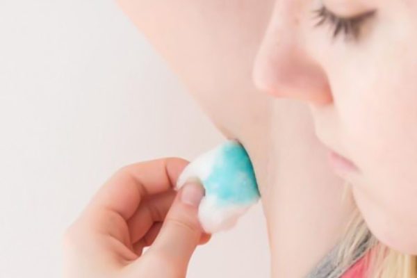 Она смочила ватку в «Листерине» и нанесла его на область подмышек. Эффект оказался потрясающим!