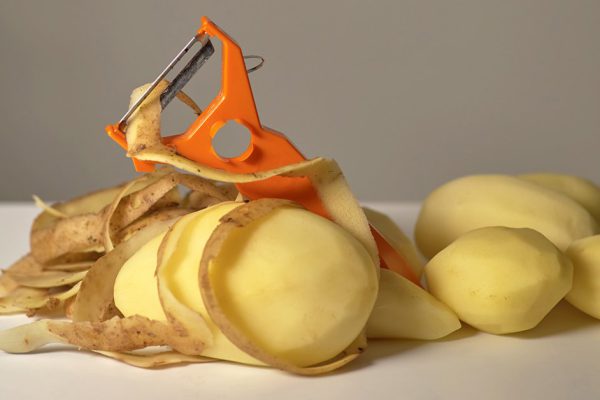 Почему стоит собирать картофельные очистки