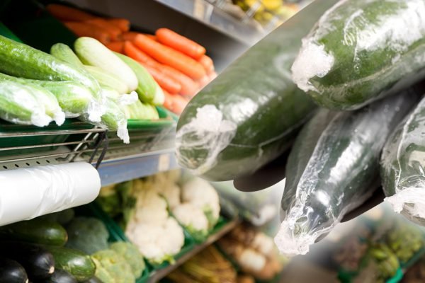 Узнала у фермера, для чего огурцы в супермаркете засовывают в полиэтилен