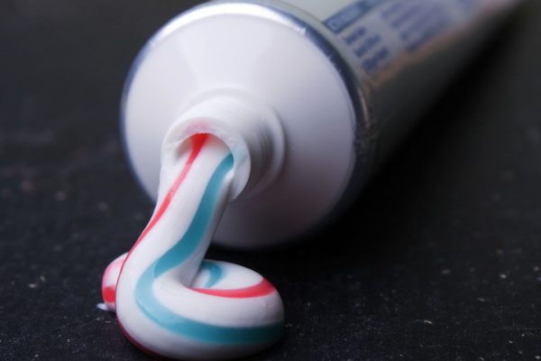 О чём говорят квадратики на зубной пасте