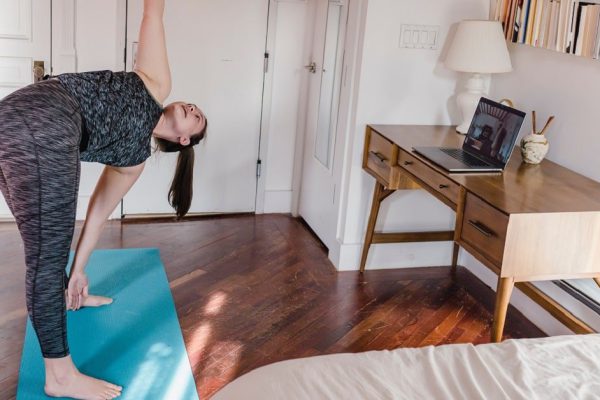 Пышка конфузилась и боялась тренироваться в спортивном зале, но к ней подошла изящная женщина в стильном топе и подала полотенце