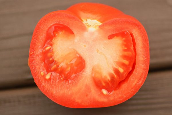 Почему у покупных помидоров часто бывают жесткие белые прожилки и можно ли есть такие плоды