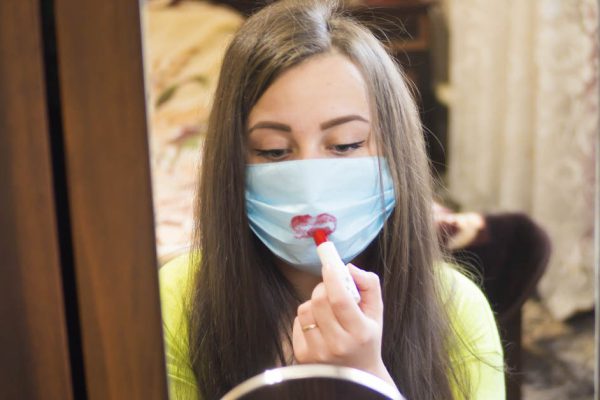 Тональные средства, чтобы макияж не растекался под маской