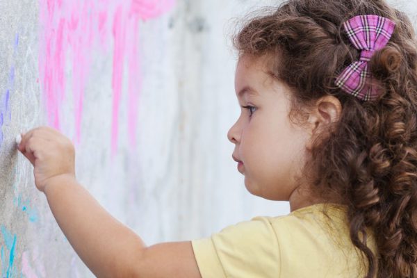 Супруги отчаялись и решили взять ребенка из приюта, когда они пришли в детский дом, чуть не потеряли дар речи