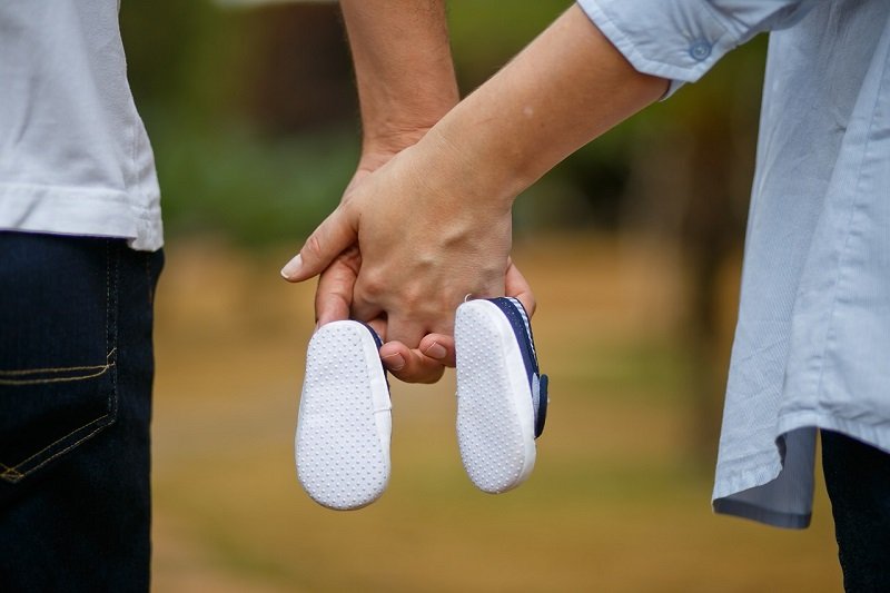 Как успокоить мужа, что сдувает пылинки с беременной жены и завязывает ей шнурки