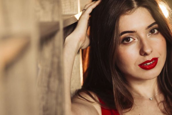 Начальник прогнал сотрудницу, которая отказала ему, об этом случайно узнала его жена