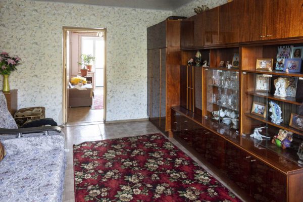 Стариковская обстановка в доме пугает женихов, делаю ремонт самостоятельно