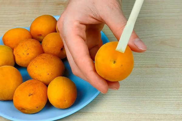 Как сделать, чтобы абрикос остался целым при варке варенья без косточек