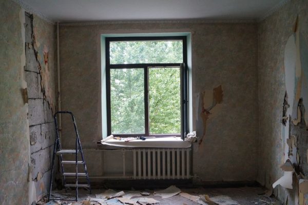 Друзья долго смеялись, что мы купили квартиру у выпивох… Но результат ремонта их поразил!