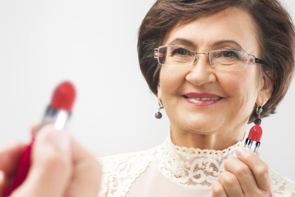 Три женщины старше 60 показали, как наносят макияж, чтобы подчеркнуть свою индивидуальность
